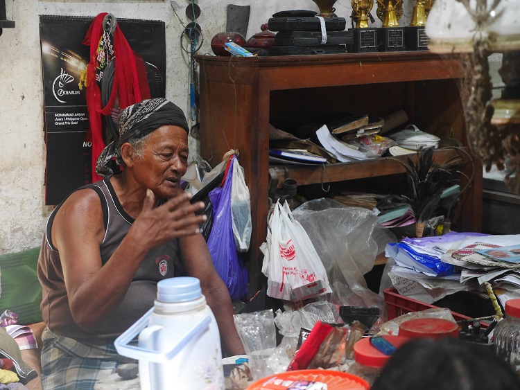 Mbah Marsiyo explaining his treatment methods/ Hans Pols