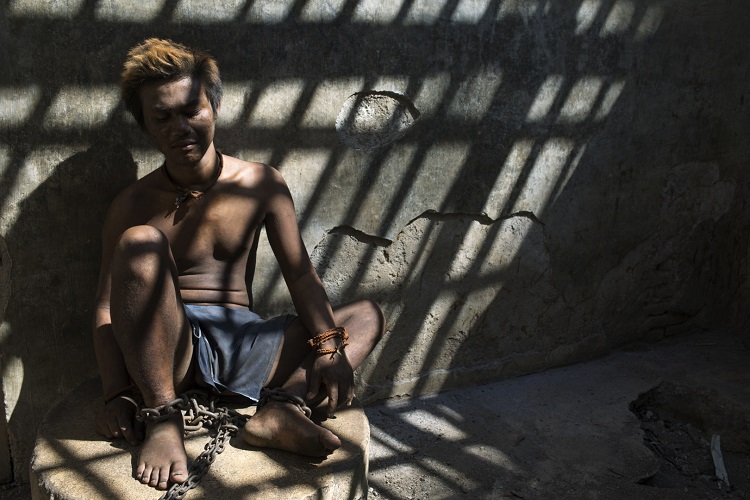 Tahanan dirantai dalam kondisi yang tidak sehat di sebuat institusi layanan sosial. Jawa Tengah, 4 Oktober 2018 ©2018 Andrea Star Reese